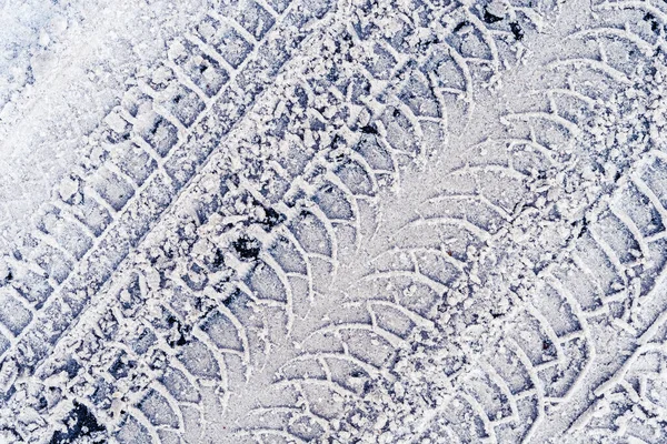 Traces Diagonales Pneus Voiture Dans Neige Sur Asphalte — Photo