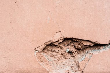 Harap olmuş pembe duvar. Görüntüyü kapat