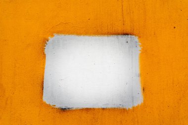 Sarı bir duvarda beyaz dikdörtgen. Görüntüyü kapat