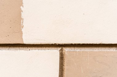 Duvarda çıkıntılar var. Görüntüyü kapat