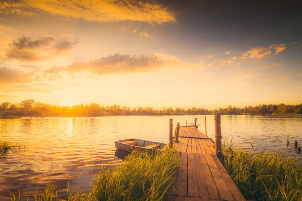 Tramonto Sul Lago Con Ponte Barca Legno — Foto Stock