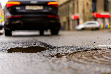 Büyük şehirde yağmurlu bir gün, sarı araba yol ayrımında..