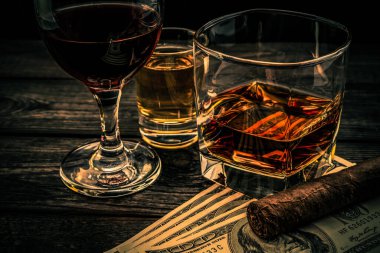 Üç bardak brendi, tekila ve kırmızı şarap.