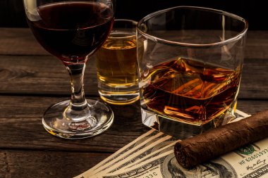 Üç bardak brendi, tekila ve kırmızı şarap.