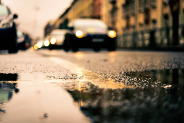 大城市下着雨 停放在一条空旷的路上的汽车 — 图库照片