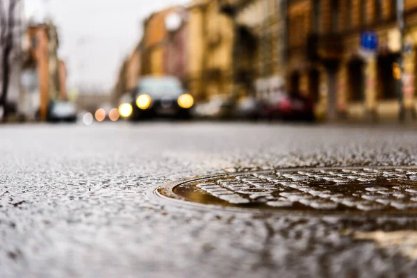 大都市では雨の日 黄色の車が交差点にあります — ストック写真