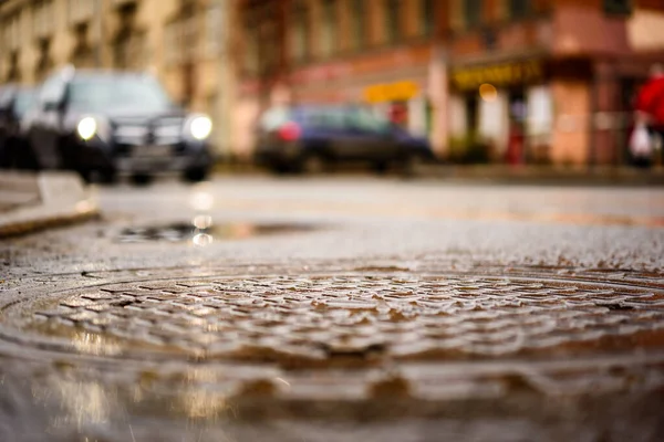大都市では雨の日 空の道路上の駐車車 — ストック写真