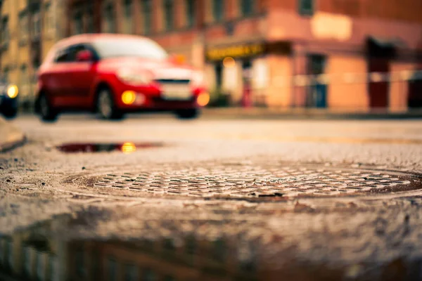 大都市では雨の日 黄色の車が交差点にあります — ストック写真