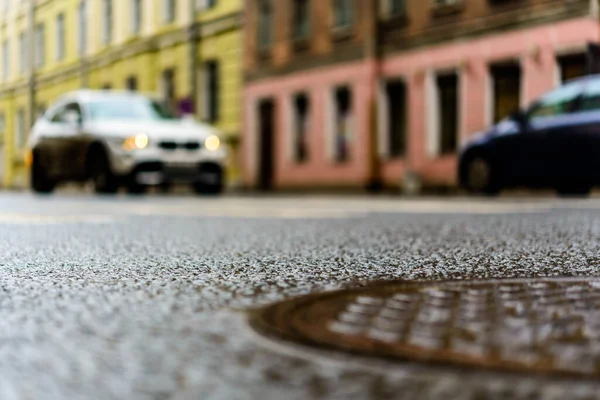 大都市では雨の日 黄色の車が交差点にあります — ストック写真