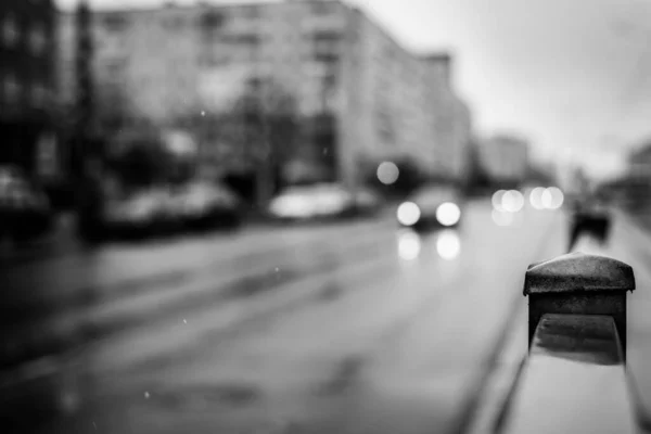 Giorno Piovoso Nella Città Grande Auto Parcheggiate Una Strada Vuota — Foto Stock