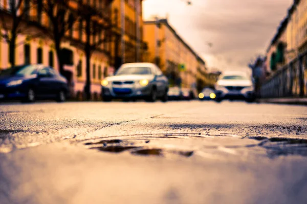 Regentag Der Großstadt Das Gelbe Auto Steht Scheideweg — Stockfoto