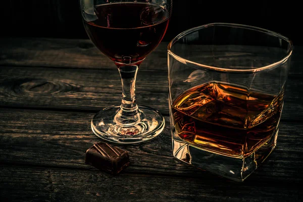 Bicchiere Brandy Vino Rosso Con Cioccolato Vecchio Tavolo Legno — Foto Stock