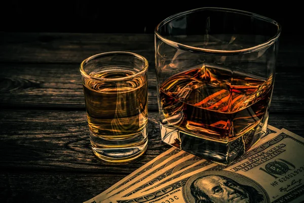 Glas Brandy Und Tequila Mit Geld Auf Einem Alten Holztisch — Stockfoto