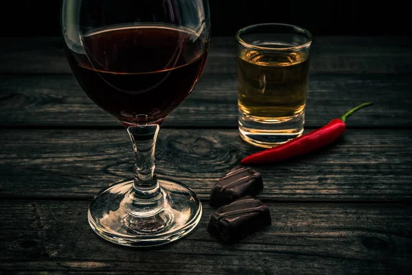 赤ワインとチョコレートとカイエンヌペッパーとテキーラのガラス — ストック写真