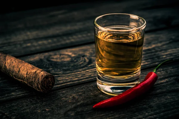 Copo Tequila Com Pimenta Caiena Uma Mesa Madeira Velha — Fotografia de Stock