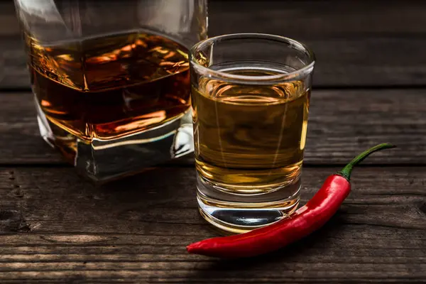 Copo Conhaque Tequila Com Pimenta Caiena Uma Mesa Madeira Velha — Fotografia de Stock