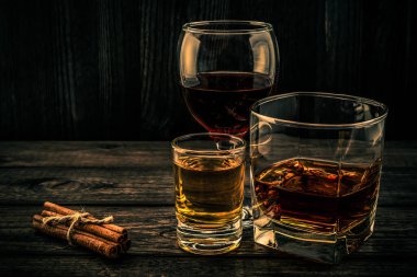 Üç bardak brendi, tekila ve kırmızı şarap.