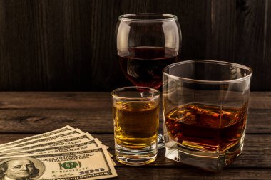 Üç bardak brendi, tekila ve kırmızı şarap.