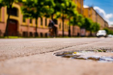 Şehirde yağmurdan sonraki güneşli günler, yaklaşımın farları... 