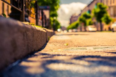 Şehirde yağmurdan sonra güneşli bir gün, sokak arabasına park edilmiş..