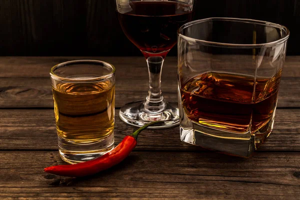 Três Copos Com Conhaque Tequila Vinho Tinto Mesa Madeira — Fotografia de Stock
