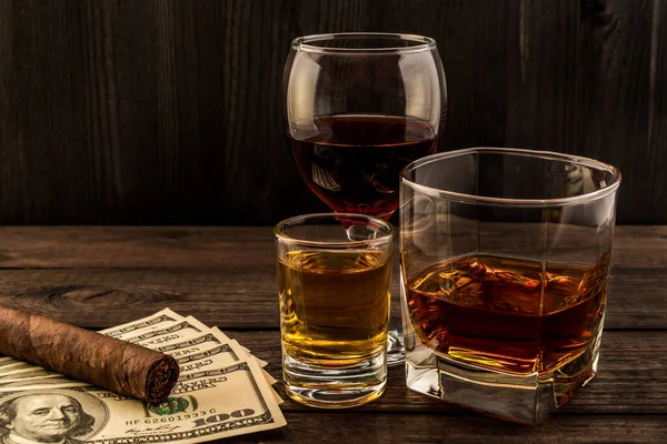 Drei Gläser Mit Brandy Tequila Und Rotwein Auf Holztisch — Stockfoto