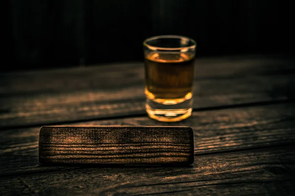 Vaso Tequila Con Tablón Madera Vacío Sobre Una Vieja Mesa —  Fotos de Stock