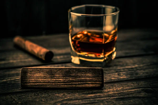 Vaso Brandy Con Cigarro Cubano Tablón Madera — Foto de Stock