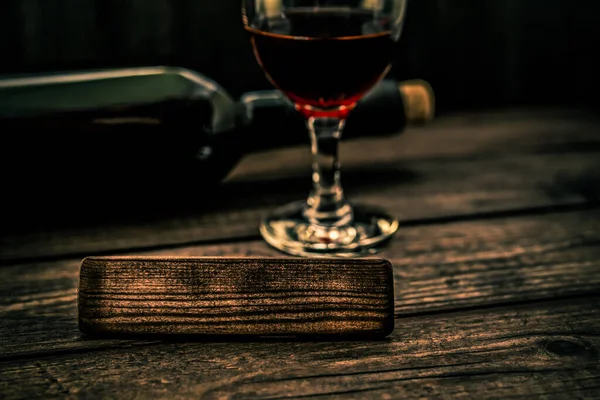 Glas Fles Rode Wijn Met Lege Houten Plank Een — Stockfoto