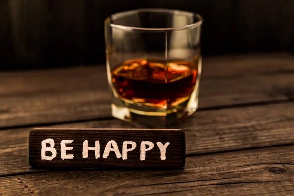 널빤지가 브랜디 한잔이 있습니다 행복해 문구가 새겨져 있습니다 — 스톡 사진