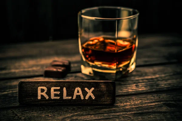 Bicchiere Brandy Con Scritte Relax Tavola Legno — Foto Stock