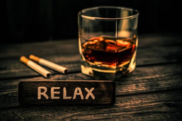 Bicchiere Brandy Con Scritte Relax Tavola Legno — Foto Stock