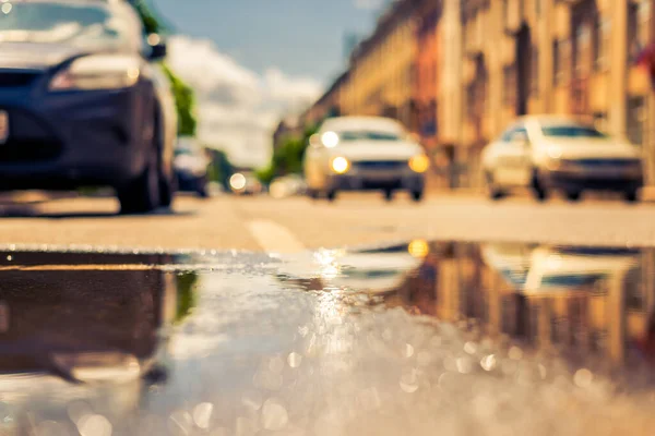 Sonnenuntergang Der Stadt Die Scheinwerfer Der Herannahenden Autos — Stockfoto