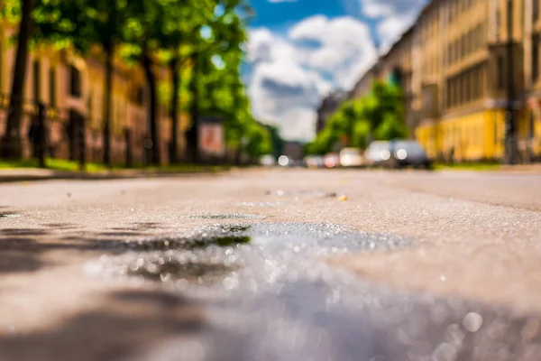 Soleado Día Después Lluvia Ciudad Aparcado Coche Calle — Foto de Stock