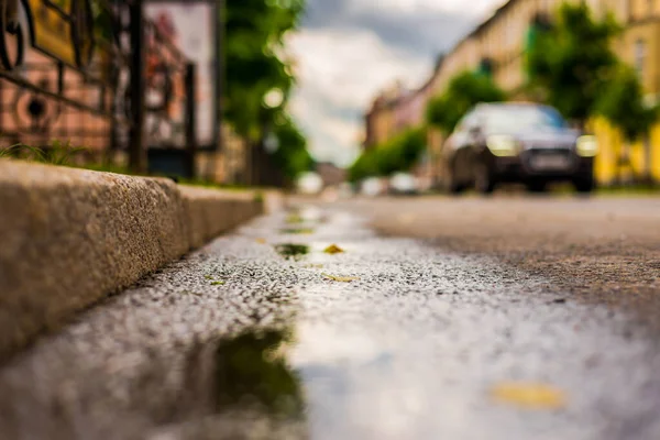 雨の後の晴れた日には 街の車の中で駐車 — ストック写真