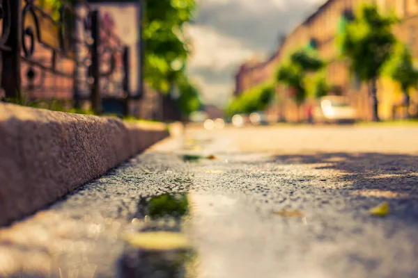 雨の後の晴れた日には 街の車の中で駐車 — ストック写真