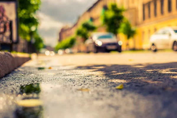 Słoneczny Dzień Deszczu Mieście Zaparkowany Ulicznym Samochodzie — Zdjęcie stockowe