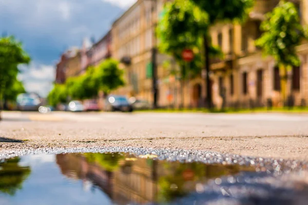 Słoneczny Dzień Deszczu Mieście Zaparkowany Ulicznym Samochodzie — Zdjęcie stockowe