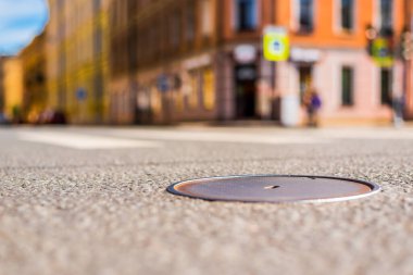 Şehirde yaz, araba ve bisiklet boş bir caddede sürüyor..