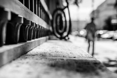 Şehirde yaz, araba ve bisiklet boş bir caddede sürüyor..