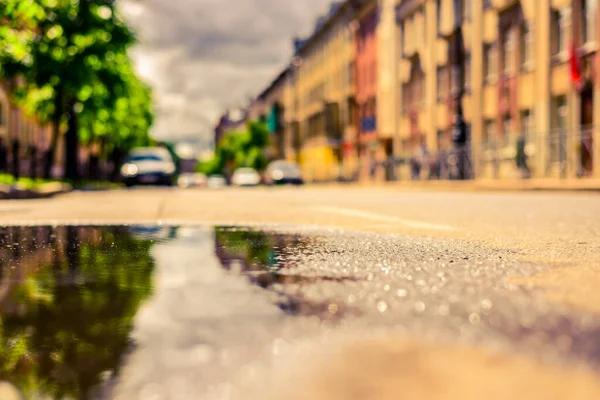 雨の後の晴れた日には 街の車の中で駐車 — ストック写真