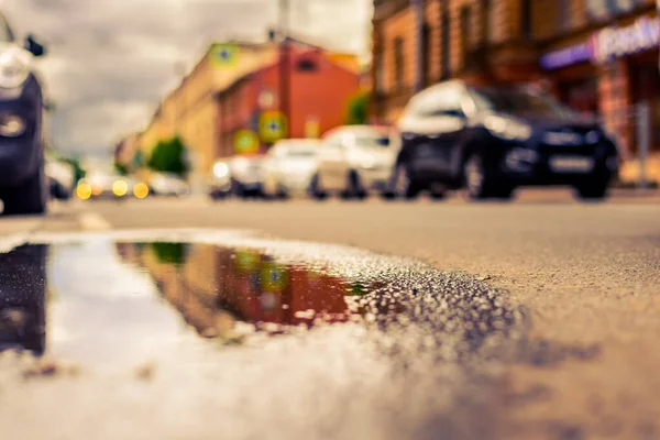 Sonniger Tag Nach Regen Der Stadt Die Scheinwerfer Der Anfahrt — Stockfoto