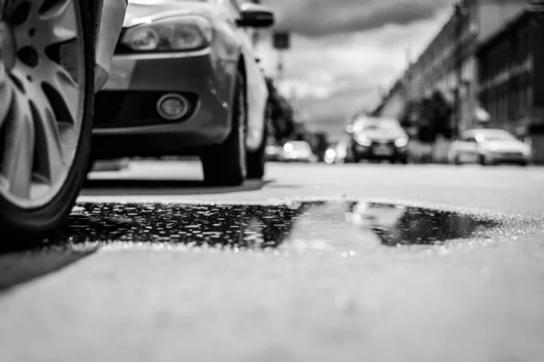 Sonniger Tag Nach Regen Der Stadt Die Scheinwerfer Der Anfahrt — Stockfoto