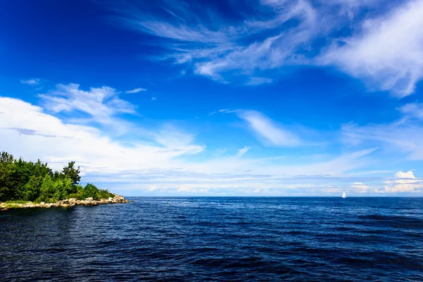 White Sailboat Swims Uninhabited Island Cloudy Day — Stok fotoğraf