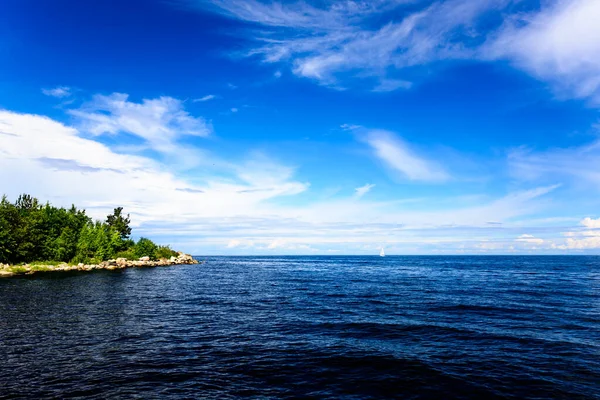 White Sailboat Swims Uninhabited Island Cloudy Day — Stock Photo, Image