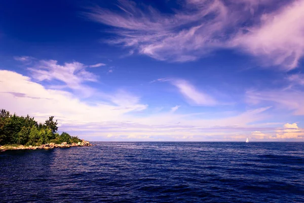 White Sailboat Swims Uninhabited Island Cloudy Day — Stock Photo, Image