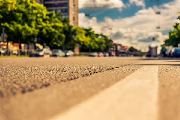 Estate Città Auto Che Guidano Sul Viale — Foto Stock