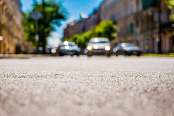 街の夏には 車の空の通りに停まっている ビューを閉じる — ストック写真