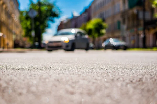 街の夏 空の通りで車や自転車を運転 — ストック写真