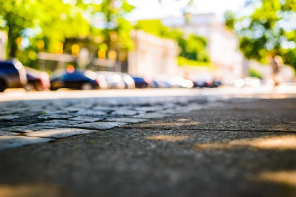 Lato Mieście Samochody Zaparkowane Pustej Ulicy Widok Bliska — Zdjęcie stockowe